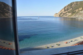 The windows on the sea of Cinque Terre: Solemare